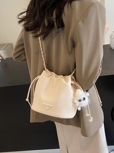 Sac seau chic en cuir crème avec bandoulière chaîne et breloque mouton en peluche