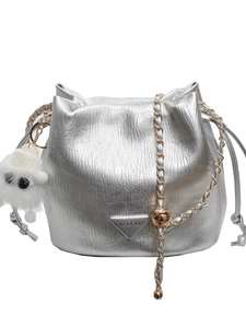 Sac seau argenté en cuir métallisé froissé avec cordon et pendentif agneau doux