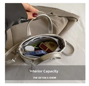 Vue de dessus montrant la capacité intérieure d'un sac seau argenté avec maquillage