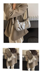 Détail du sac croissant argenté métallisé avec texture plissée et logo embossé