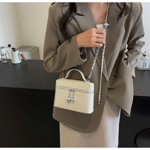 Sac bandoulière beige à motif crocodile avec breloque cœur et bandoulière chaîne tressée