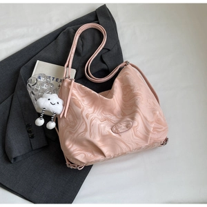 Sac fourre-tout à motif marbre rose avec charme nuage et étiquette logo