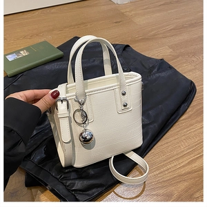 Détail du sac seau blanc avec clous argentés et breloque boule en métal argenté