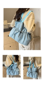 Detail van lichtblauwe nylon draagtas met trekkoordsluiting en felblauwe schouderbanden