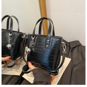 Mini sac seau noir brillant avec breloque sphère argentée et reflet de miroir