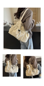 Detail van beige gewassen stoffen draagtas met praktische zijvakken met trekkoord sluiting