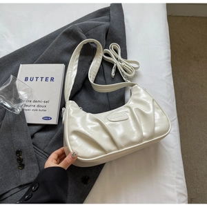 Détail du sac croissant plissé blanc cassé avec motif croco et bandoulière réglable
