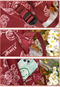 Detail eines weinroten Schulrucksacks mit Bärenprint, Gurten und einer Handytasche
