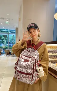 Detailansicht des Graffiti-Rucksacks mit Plüschanhänger an einem 165 cm großen Model
