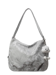 Sac hobo minimaliste au motif marbré gris-blanc avec un charm nuage en peluche et bandoulière