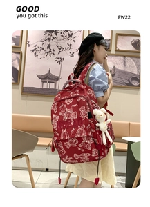 Detail eines roten Bären-Rucksacks mit MPBAG-Stickerei und weißem Hasen-Anhänger