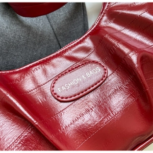 Détail macro de la surface plissée en cuir rouge brillant avec étiquette de mode