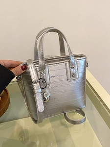 Sac Seau pour Femme en Cuir PU Texturé Élégant Sac Bandoulière Avec Pendentif Boule en Argent Petit Sac à Main