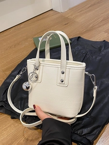 Mini sac seau blanc chic avec breloque boule en argent et finition cuir synthétique