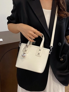 Sac seau blanc crème minimaliste avec texture lézard et pendentif boule argentée pour femme