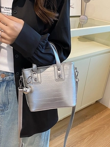 Sac seau argenté texturé avec bandoulière amovible et pendentif sphérique en métal