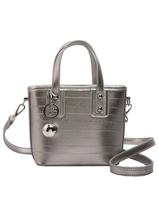 Sac seau argenté métallisé avec gaufrage horizontal et pendentif sphérique en métal