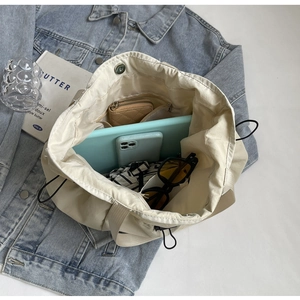 Ruime beige shopper met trekkoord en binnenruimte voor tablet en dagelijkse spullen