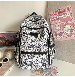 Nahaufnahme des Doodle-Schulrucksacks mit atmungsaktiven Mesh-Gurten in Schulzimmer-Umgebung
