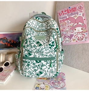 Detailansicht weißer Rucksack mit grünem Graffiti-Muster und Seitenschnallen