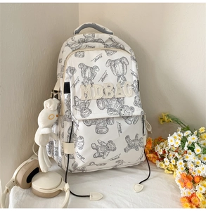 Detailansicht des Canvas-Rucksacks mit Bärendruck, 3D-Buchstaben und Hasen-Anhänger