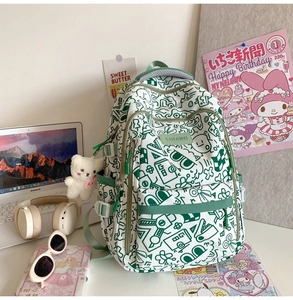 Makro-Detail des Graffiti-Canvas-Rucksacks mit süßem Plüschbären-Anhänger am Reißverschluss