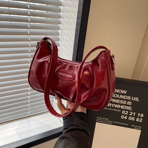Sac hobo élégant en cuir verni rouge foncé avec finition plissée et design croissant
