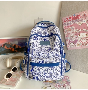 Schulrucksack mit blau-weißem Graffiti-Muster, Markenlogo und praktischen Seitentaschen