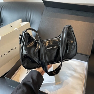 Sac croissant argenté texturé avec finition plissée brillante et étiquette mode
