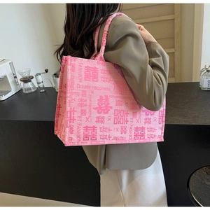 Roze canvas draagtas met dubbel geluk patronen in een lifestyle café-omgeving