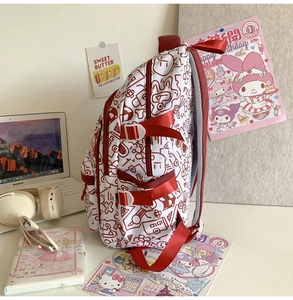 Detail eines Graffiti-Schulrucksacks mit roten Seitenschnallen und Funktionsgurten