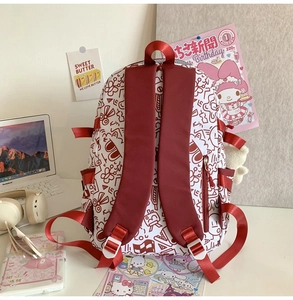 Detail von Graffiti-Rucksack mit roten Nylonriemen, Seitentasche und Plüschbär-Anhänger