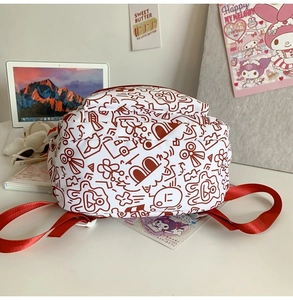 Detailaufnahme des Graffiti-Musters auf dem Canvas-Rucksack mit roten Riemen