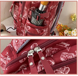 Detail eines roten Blumenrucksacks mit wasserfestem Nylongewebe und Seitentasche für Schirme