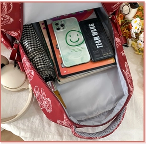 Detailansicht des roten Rucksacks mit Bärenprint und großem Innenraum für Zubehör
