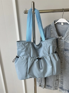 Lichtgewicht lichtblauwe tote bag met meerdere trekkoordzakken voor dagelijks woon-werkverkeer