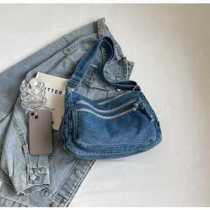 Borsa a tracolla in denim blu lavato con cerniere multiple e tracolla regolabile
