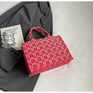 Detail van geborduurde Dubbel Geluk patronen op een rode Chinese bruiloft tote tas