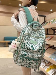 Schulrucksack mit grünem Graffiti-Design und Plüschbär-Anhänger für Mädchen