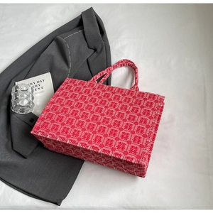 Detail van rode jacquard bruiloft tote bag met traditionele Chinese Xi-karakterpatronen