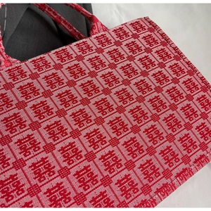 Detail van de rode gevlochten bruidstas met traditionele Double Happiness-patronen