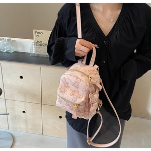 Détail d'un mini sac à dos rose avec motifs d'ours en peluche gaufrés et lanières