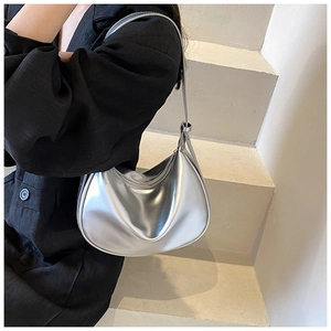 Detail der silbernen Mondsichel-Schultertasche mit Metallic-PU-Finish und Reißverschluss