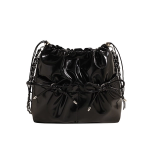Sac seau minimaliste en similicuir noir brillant avec cordon noeud et chaîne argentée