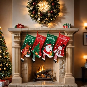 Lot de quatre chaussettes de Noël festives avec renne et bonhomme de neige sur une cheminée