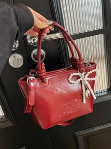 Sac Seau Femme Chic Cuir PU Brillant Avec Pendentif Coeur Noeud Künstliche Perle Main Sac Bandoulière Mode Pour Les Trajets Quotidiens