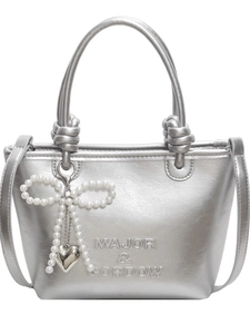 Sac seau bandoulière argenté métallisé avec nœud en perles et pendentif cœur