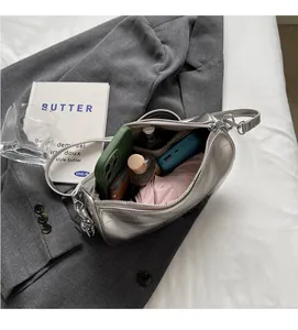 Vista interna della borsa Boston argento che mostra la grande capacità e la zip in metallo