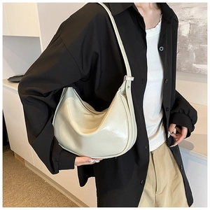 Detailansicht der Hobo-Bag mit sichelförmigem Design und glänzendem Lack-Finish