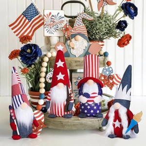 Dettaglio di gnomi patriottici del 4 luglio con fucile e stelle su un vassoio decorativo